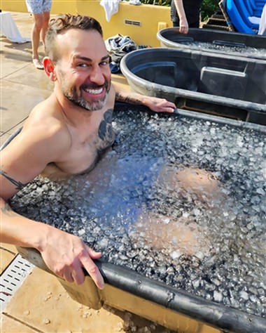 Improved Thermal Insulation: A New Experience in An Inflatable Ice Bath With Lid